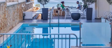 Alberca al aire libre por temporada y sombrillas en la alberca