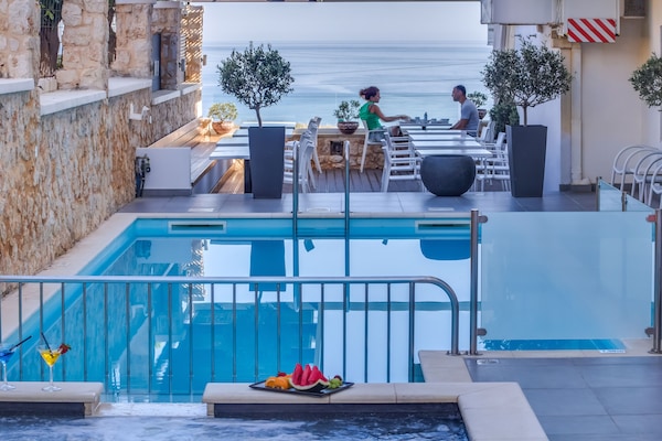 AuĂenpool (je nach Saison geöffnet), Sonnenschirme, LiegestĂŒhle