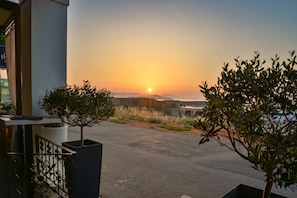 Breakfast, lunch and dinner served - Alexis Hotel (Chania)