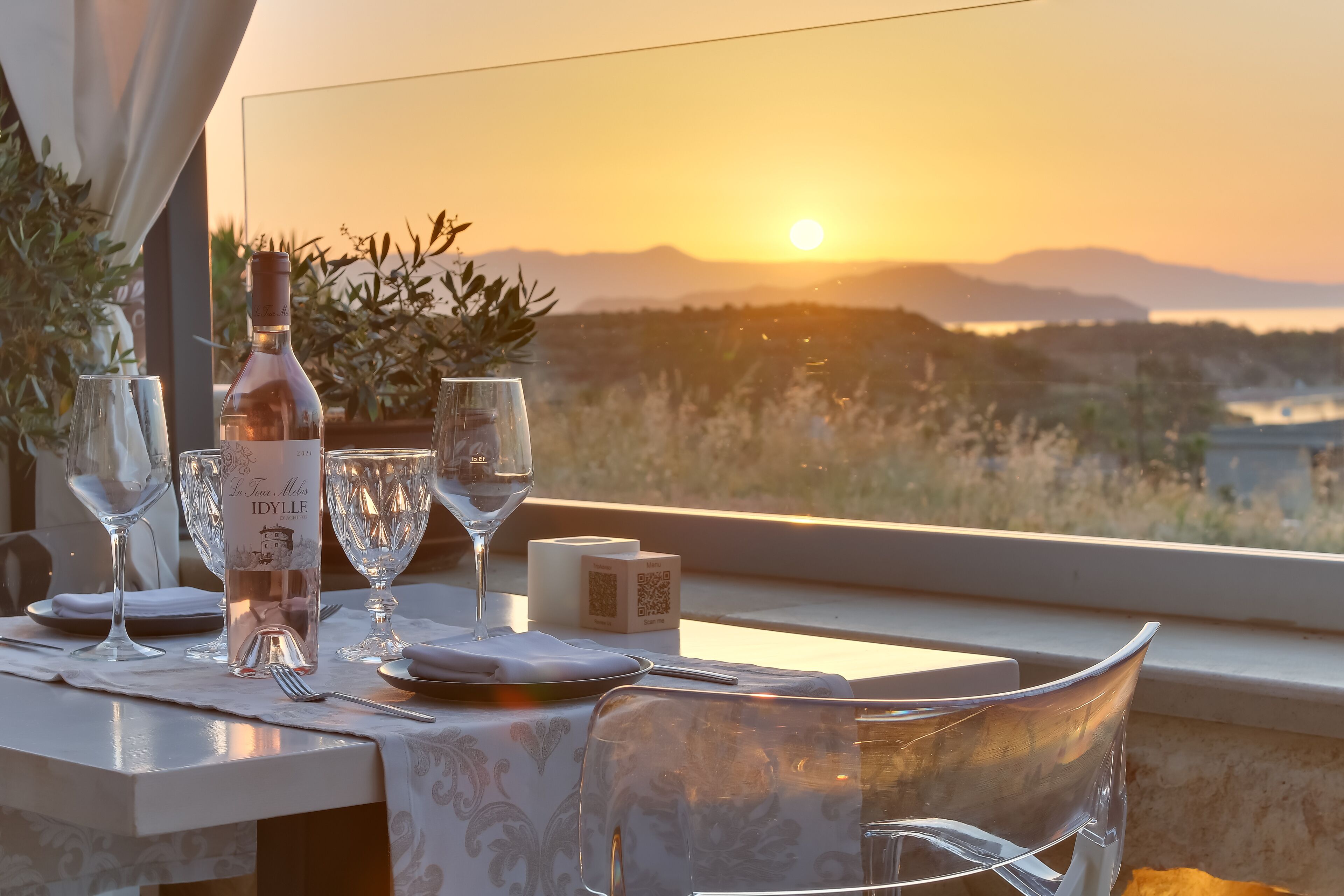 Se sirven desayunos, comidas y cocina griega con vista a la alberca