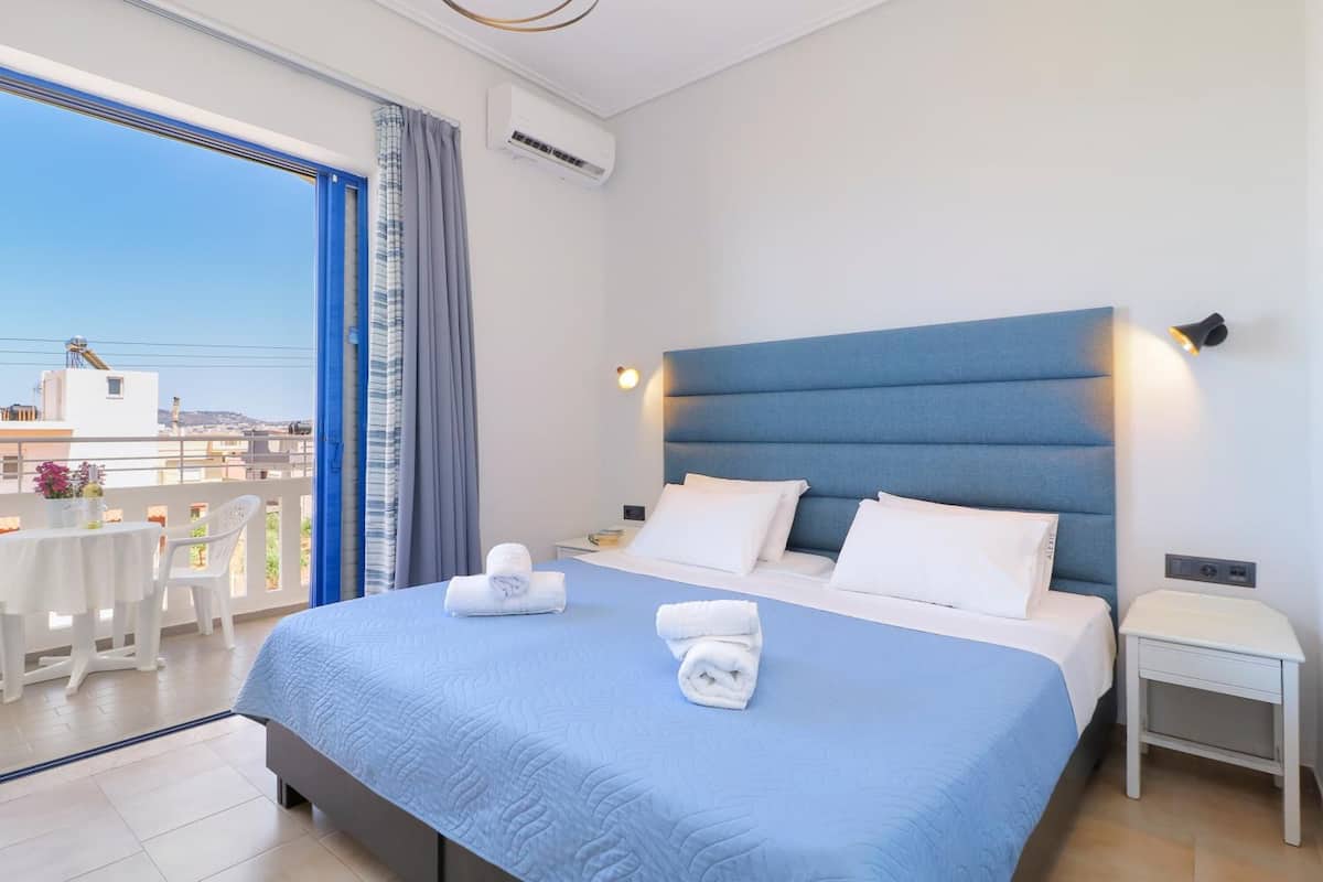 Espacio para trabajar con un portátil y cortinas opacas