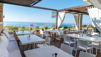 Se sirven desayunos, cenas y cocina griega con vista a la alberca