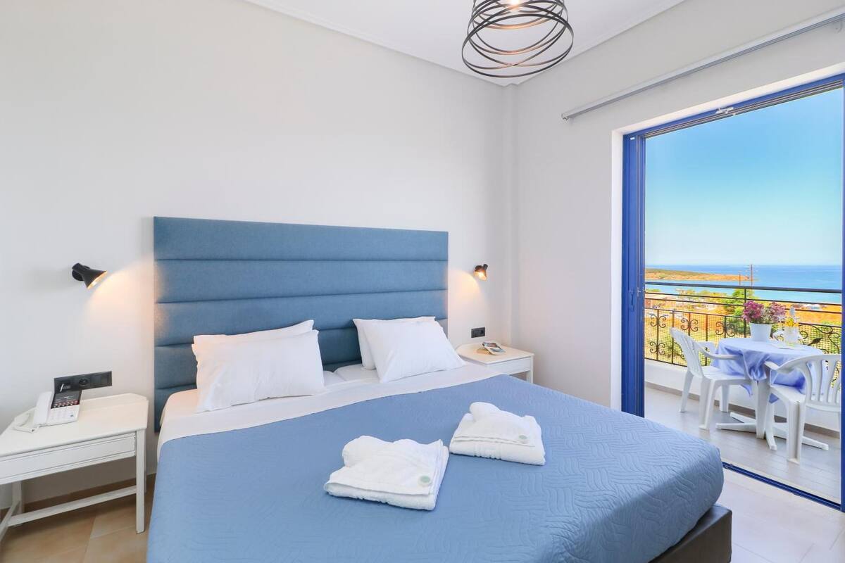 Espacio para trabajar con un portátil y cortinas opacas