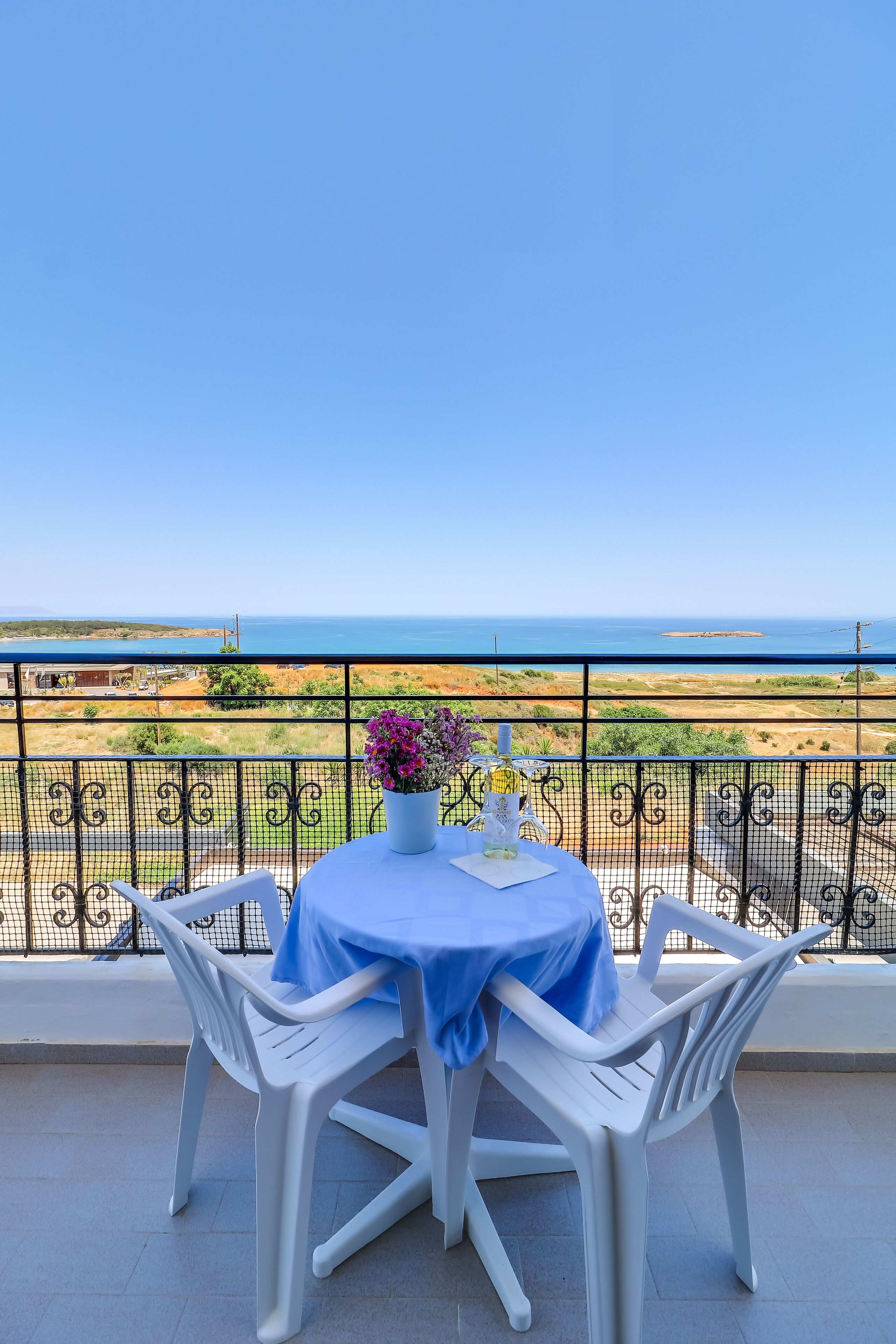 Espacio para trabajar con laptop y cortinas blackout 