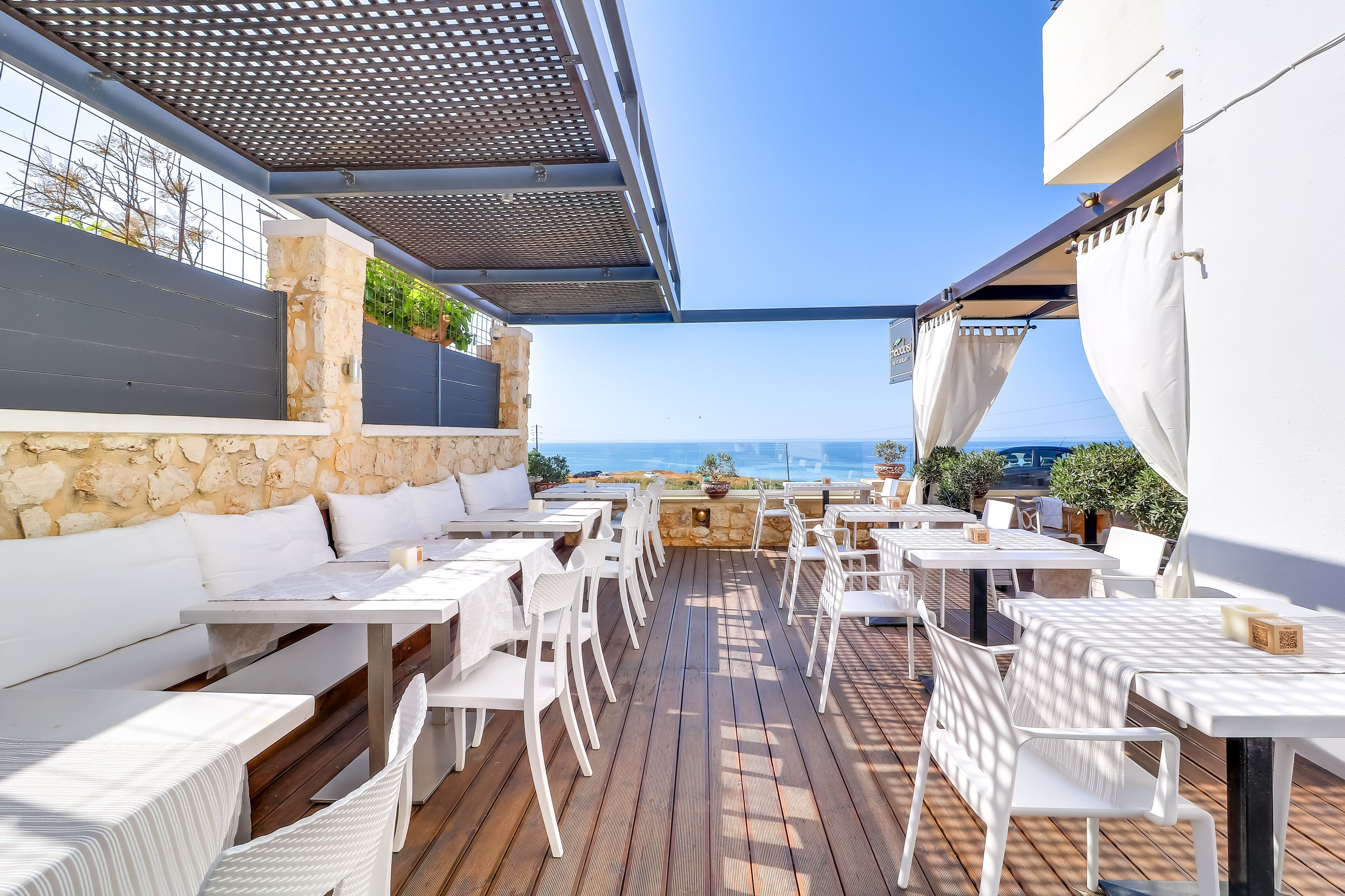 Se sirven desayunos, comidas y cocina griega con vista a la alberca