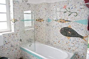 Duschwanne, kostenlose Toilettenartikel, Handtücher