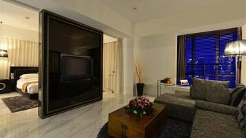 Minibar, in-room safe, desk, free WiFi