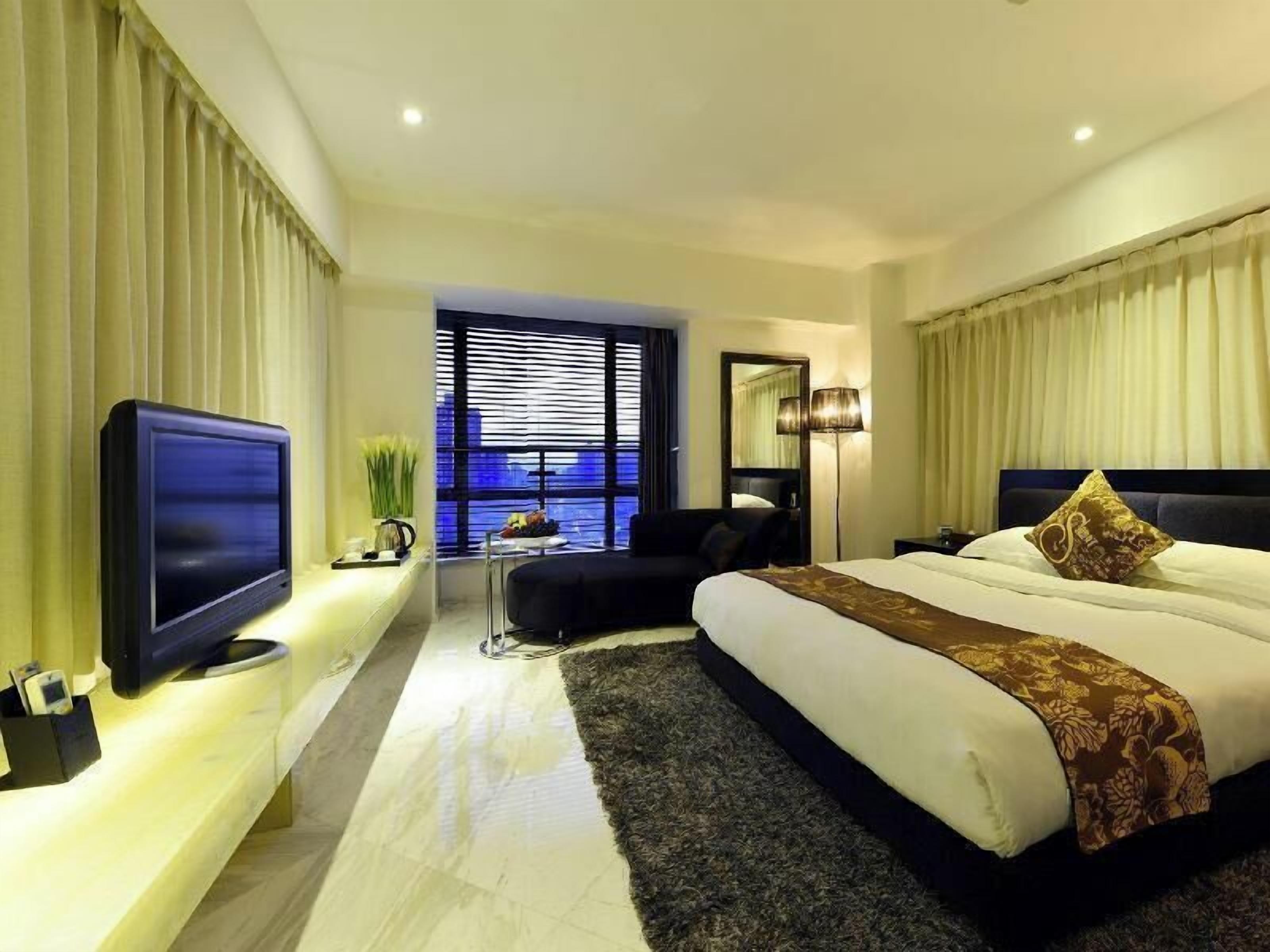 Minibar, in-room safe, desk, free WiFi