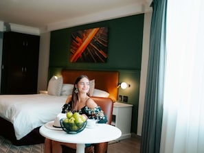 Suíte, 1 quarto, vista para o jardim | Cofres nos quartos, escrivaninha, cortinas blackout