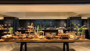 Dagelijks ontbijtbuffet (NAD 240 per persoon)