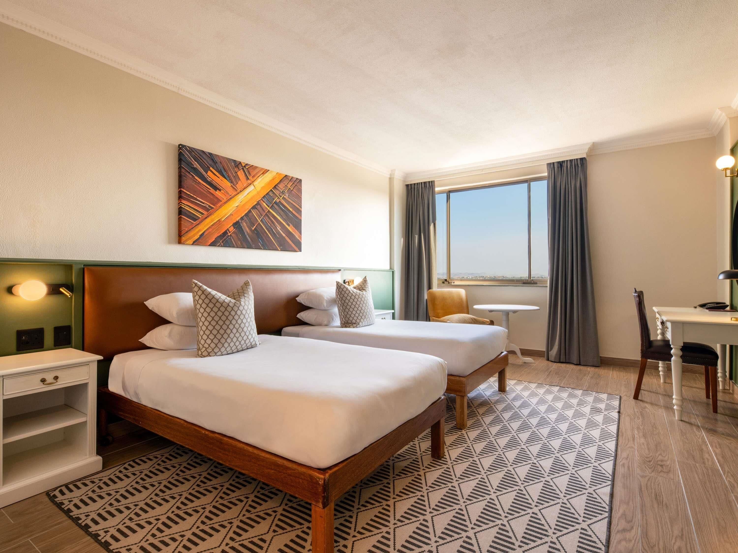 客房內保險箱、書桌、遮光布/窗簾、隔音