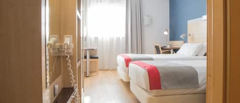 Literie de qualité supérieure, bureau, rideaux occultants