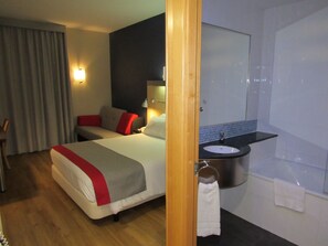 Premium bedding, desk, blackout curtains, free cots/infant beds - Holiday Inn Express Madrid - Getafe by IHG (Getafe)