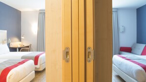 Ropa de cama de alta calidad, escritorio y cortinas blackout