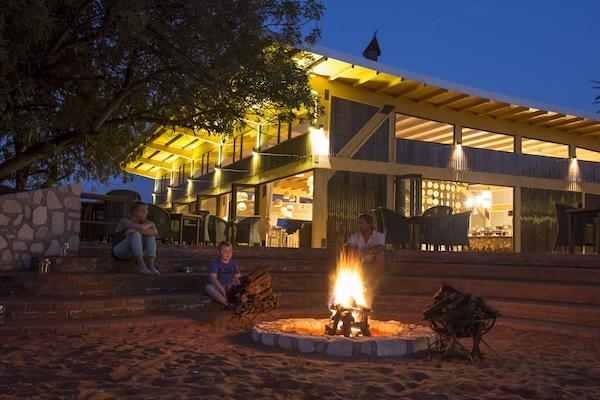 Fachada de la propiedad por la tarde o noche