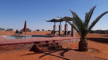 2 piscines extérieures, parasols de plage, chaises longues