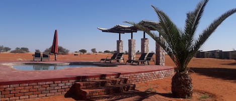 2 piscines extérieures, parasols de plage, chaises longues