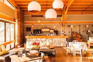 Lobby-lounge