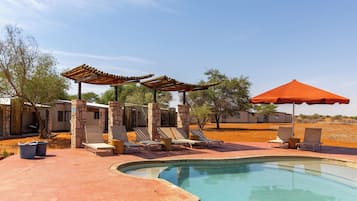 2 buitenzwembaden, parasols voor strand/zwembad