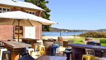 2 restaurants, serveren ontbijt, diner, lokale gerechten