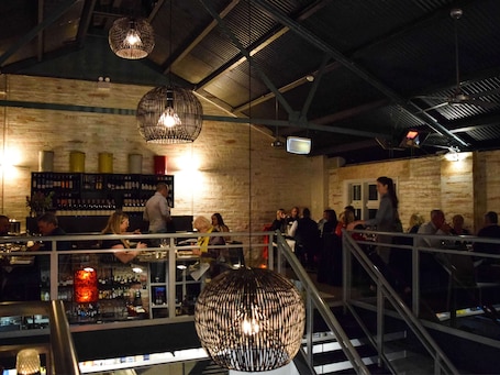 2 restaurantes; se sirve desayuno y cena; cocina local