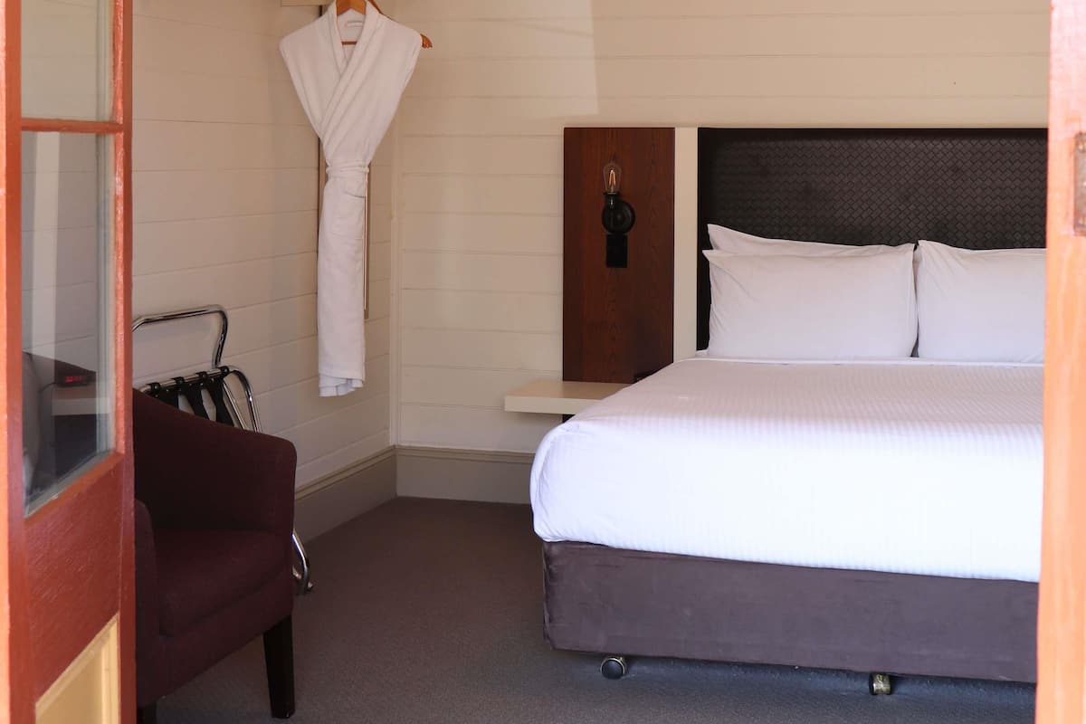 Room (Q Room - external private bathroom)