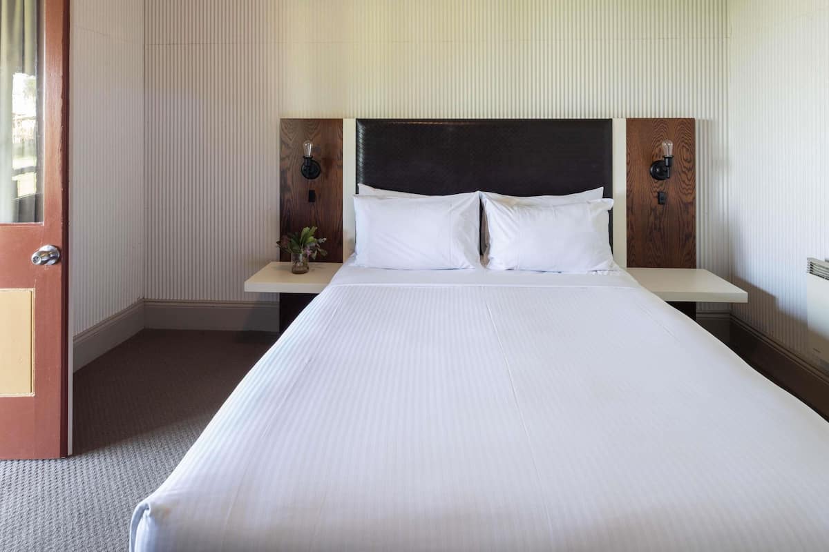 Room, 1 Queen Bed (Heritage)