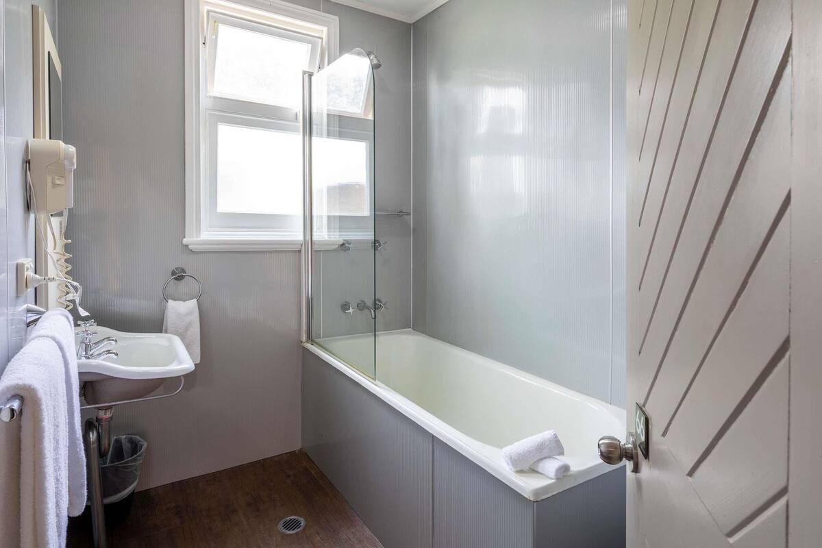 Room (Q Room - external private bathroom)