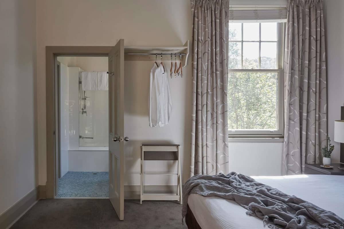 Suite (Retreat) | Espace de travail pour ordinateurs portables, fer et planche Ă repasser