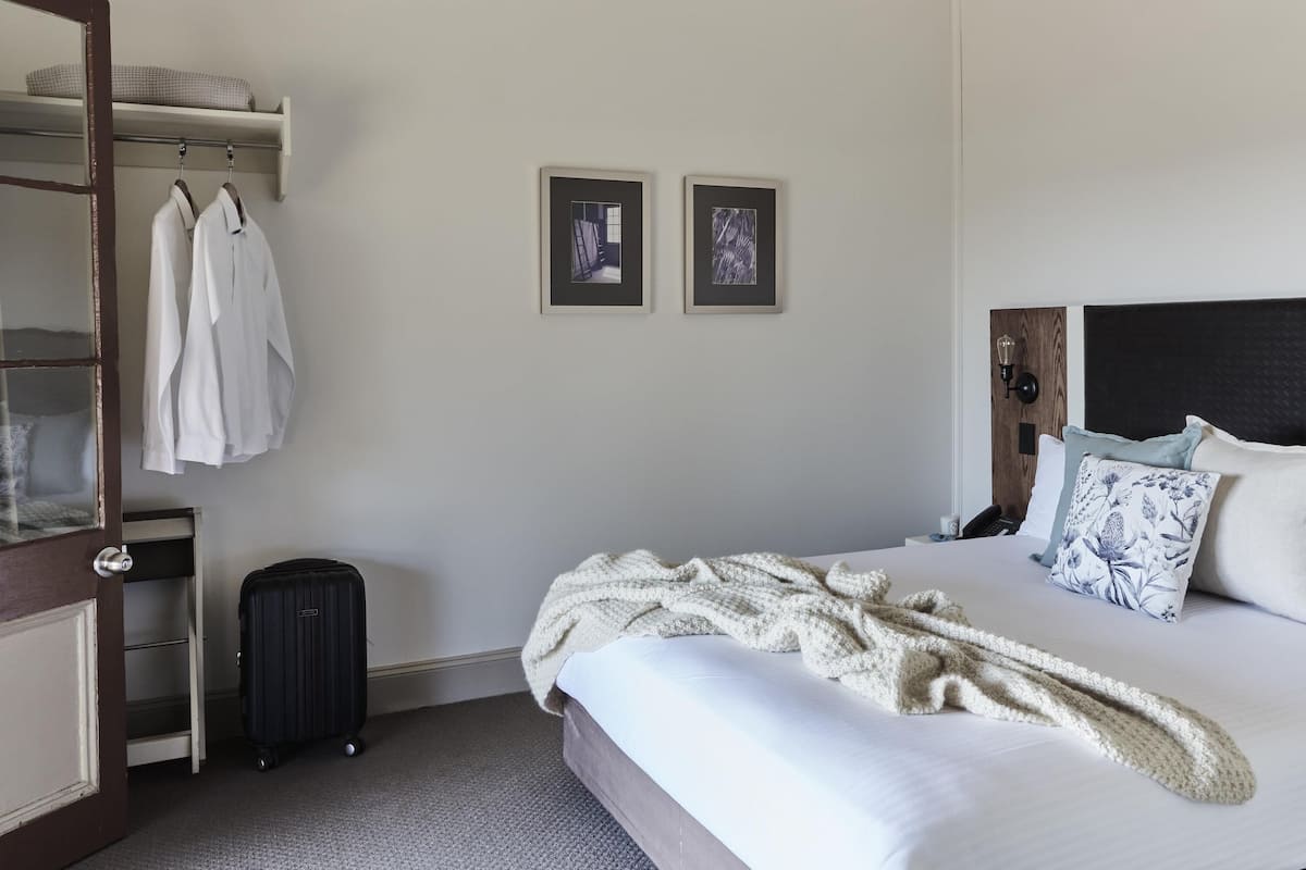 Zimmer, 1 Queen-Bett (Heritage - Harbourside) | 1 Schlafzimmer, laptopgeeigneter Arbeitsplatz, Bügeleisen/Bügelbrett