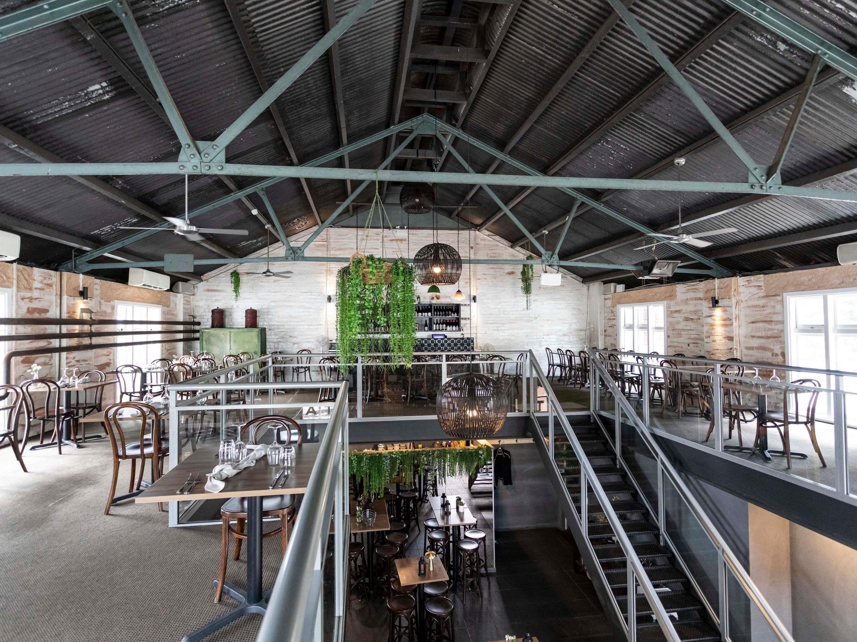 2 nhà hàng, phục vụ bữa sáng, bữa tối, đặc sản địa phương 