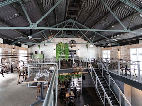 2 间餐厅,供应早餐和晚餐,地方菜