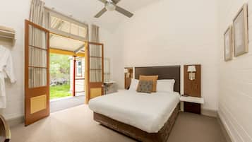 Phòng (Q Room - external private bathroom) | Khu vực làm việc phù hợp cho laptop, bàn ủi/dụng cụ ủi quần áo