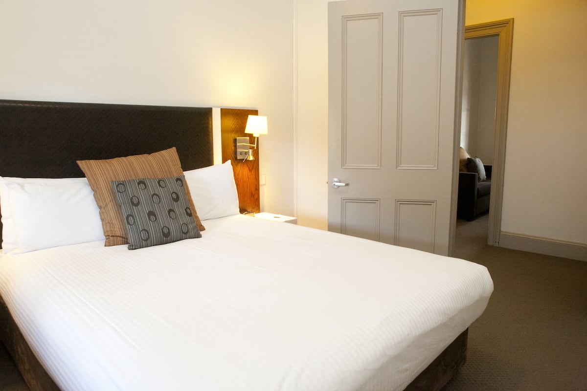 Suite, 1 Queen-Bett (Detached private bathroom, Heritage) | 1 Schlafzimmer, laptopgeeigneter Arbeitsplatz, Bügeleisen/Bügelbrett