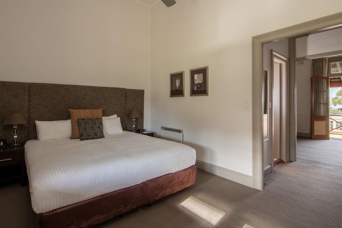 Suite, 1 Queen-Bett (Heritage) | 1 Schlafzimmer, laptopgeeigneter Arbeitsplatz, Bügeleisen/Bügelbrett
