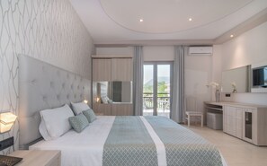 Een moderne hotelkamer met een groot bed, een bureau en een televisie.