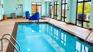 Piscina interna, piscina externa, espreguiçadeiras