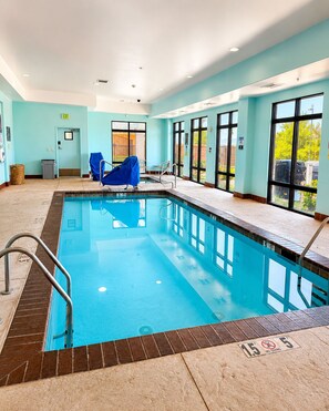 Indoor pool, outdoor pool, pool loungers - Radisson Hotel Yuma (Yuma)