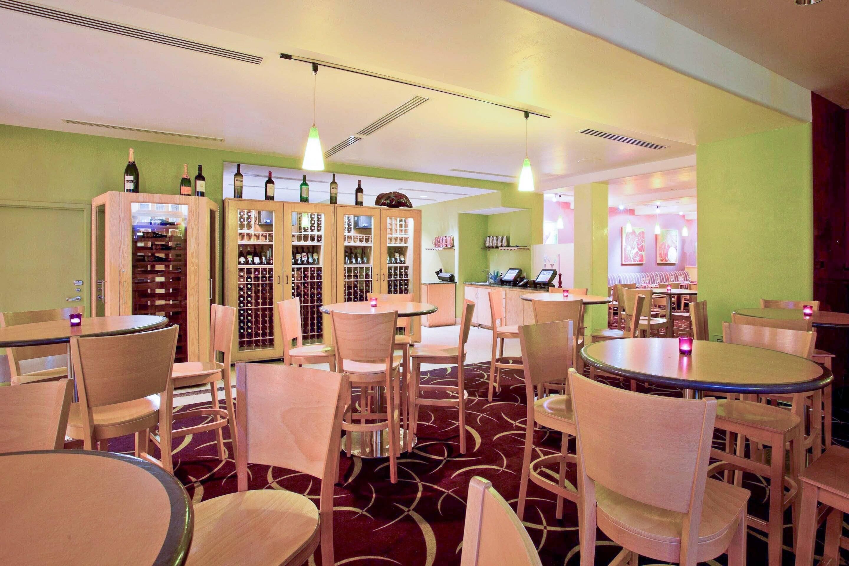 breakfast and dinner served, american cuisine