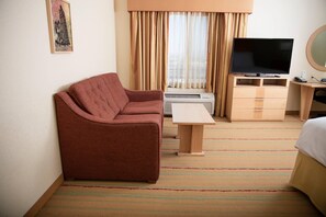 Escritorio, tabla de planchar con plancha, wifi gratis y ropa de cama 