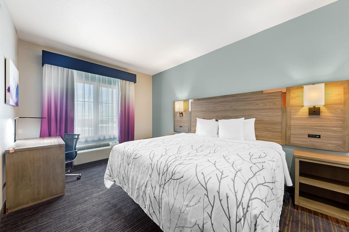 書桌、手提電腦工作空間、遮光窗簾/窗簾、熨斗/熨衫板