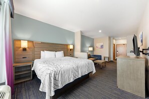 Suíte, 1 cama King, para não fumantes, geladeira e micro-ondas | Escrivaninha, espaço de trabalho para notebook, cortinas blackout