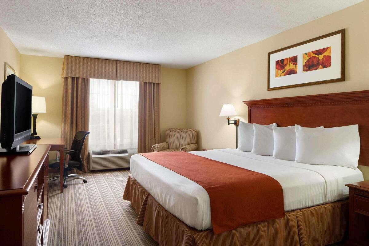 Premium bedding, pillowtop beds, in-room safe, desk
