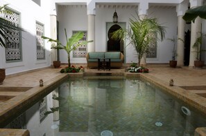Outdoor pool - Riad Les Hibiscus (Marrakech)