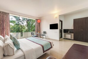 Classic room with Balcony | Premium bedding, desk, blackout drapes, iron/ironing board - Sterling Yelagiri (Tirupattur)