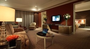 Deluxe Suite | Living room | Flat-screen TV - Qiushuishan Grand Hotel (Shenzhen)