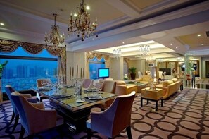 3 restaurants, breakfast, lunch, dinner served; Chinese cuisine - Qiushuishan Grand Hotel (Shenzhen)
