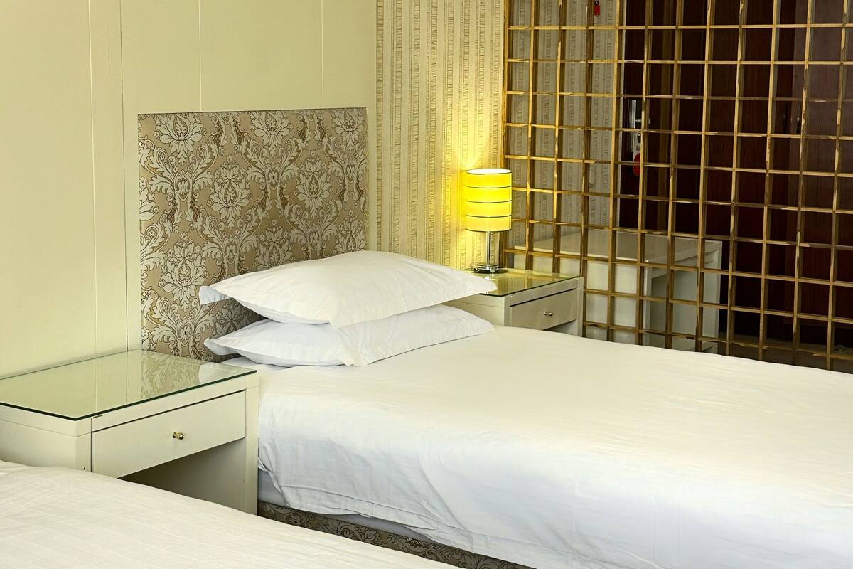 Ropa de cama de alta calidad y caja de seguridad en la habitación 
