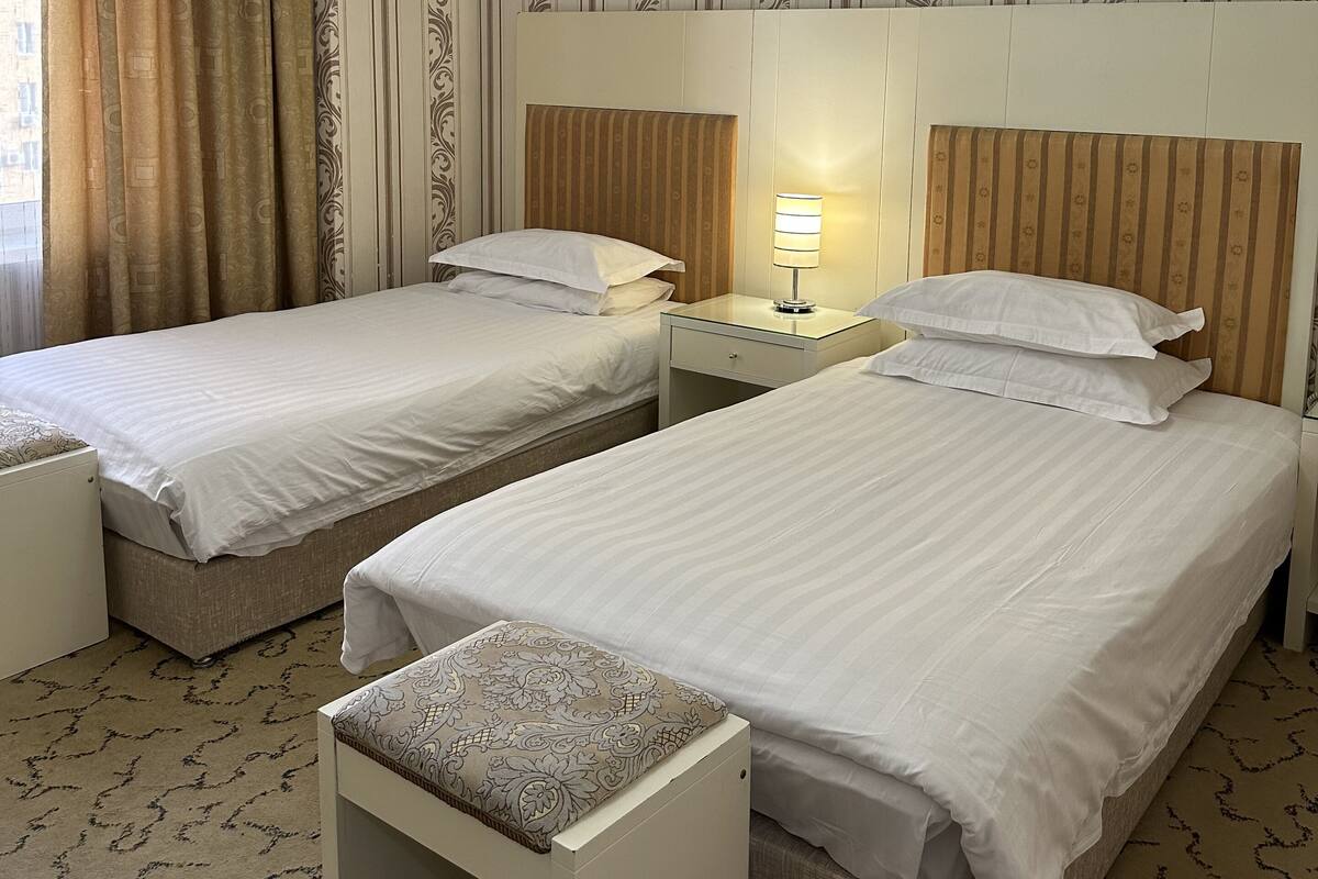 Ropa de cama de alta calidad y caja de seguridad en la habitación 