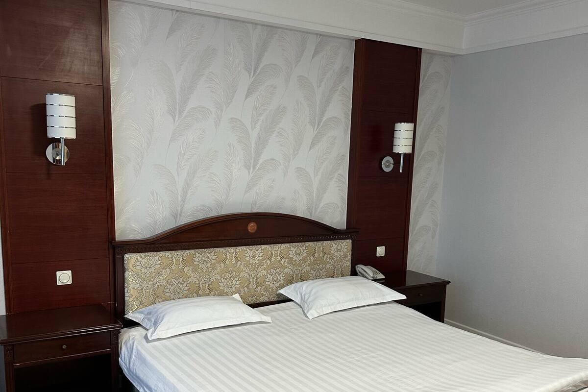 Ropa de cama de alta calidad y caja de seguridad en la habitación 